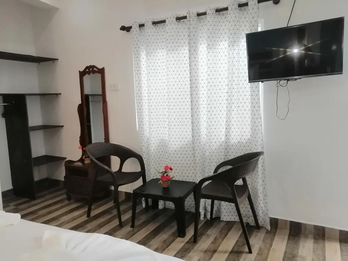 Le Petit Hotel & Restaurant Negombo 3*,