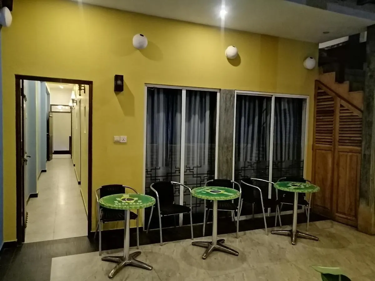 Le Petit Hotel & Restaurant Negombo