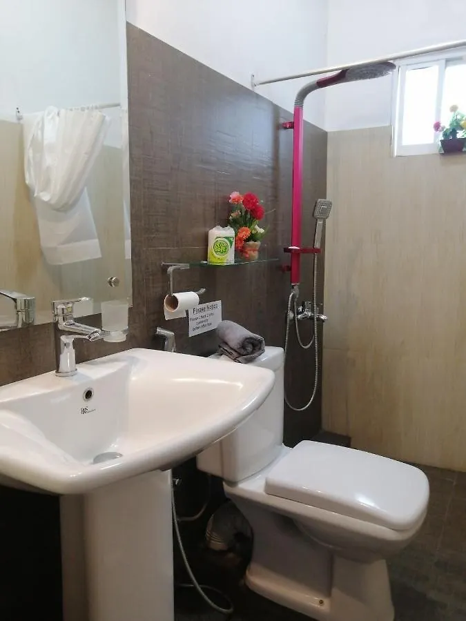Le Petit Hotel & Restaurant نيجومبو 3*,