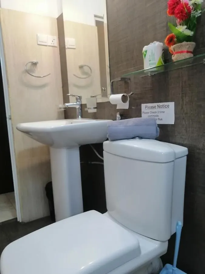 Le Petit Hotel & Restaurant نيجومبو