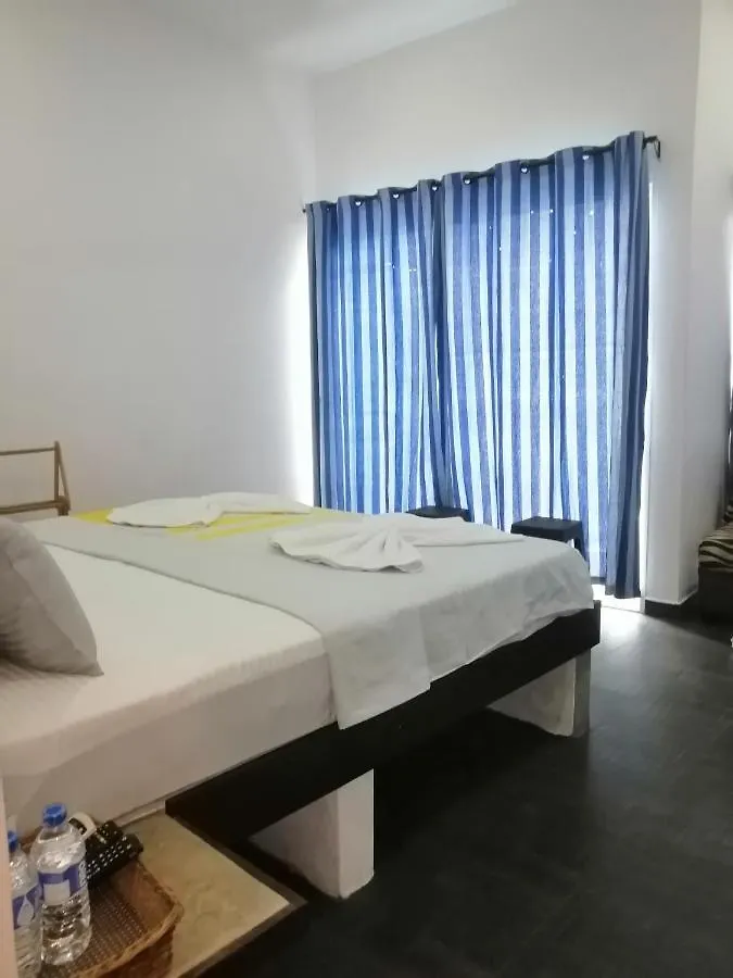 Le Petit Hotel & Restaurant نيجومبو