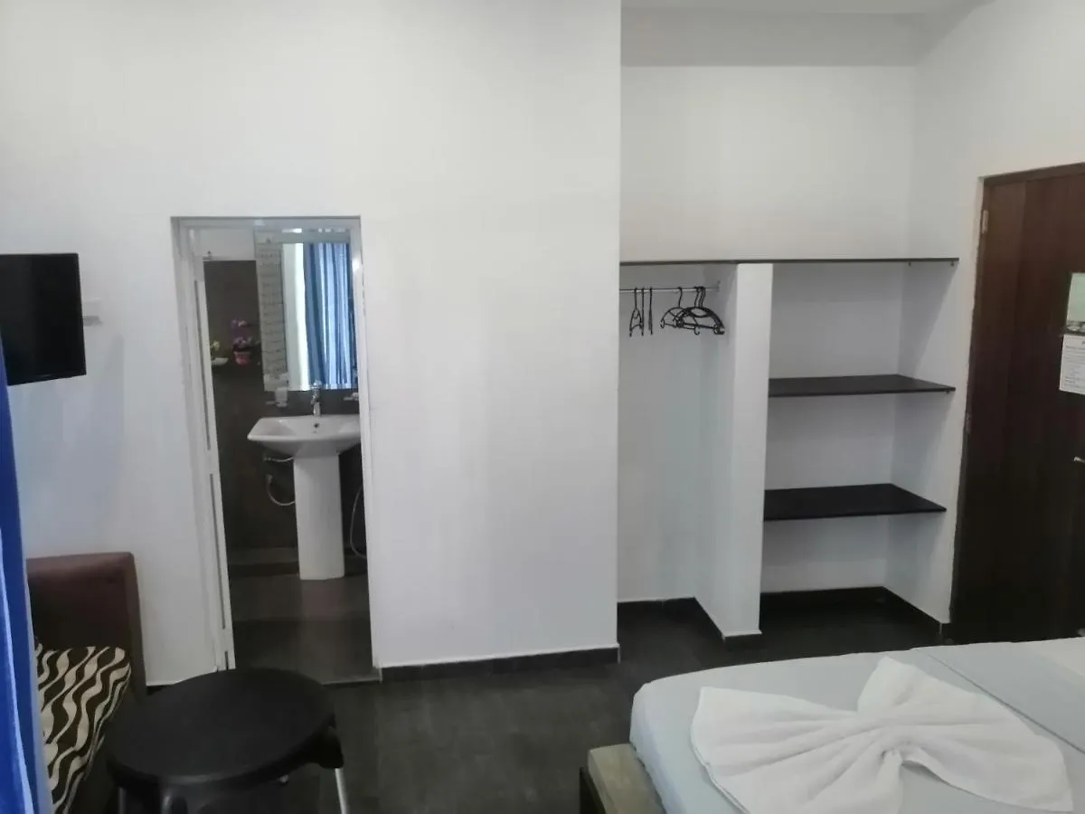 Le Petit Hotel & Restaurant نيجومبو