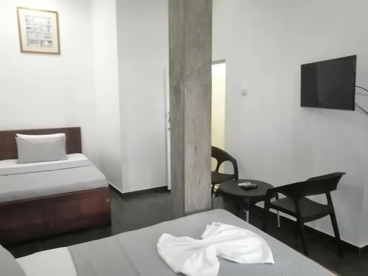 Le Petit Hotel & Restaurant نيجومبو