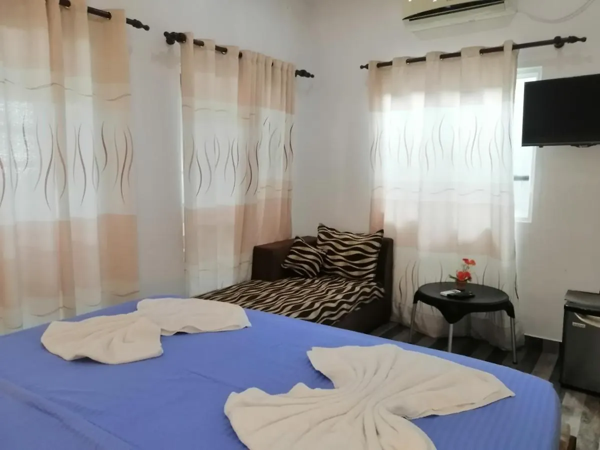 Le Petit Hotel & Restaurant نيجومبو