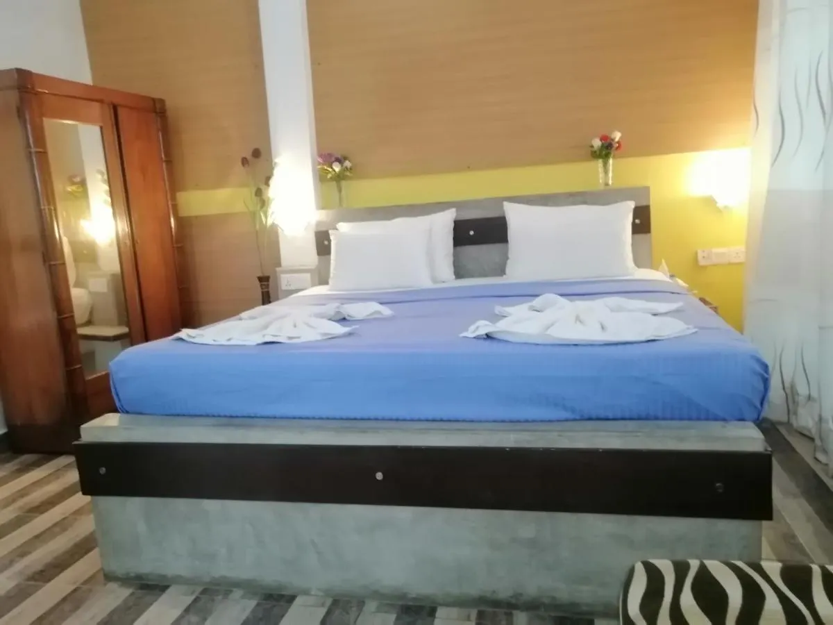 Le Petit Hotel & Restaurant نيجومبو