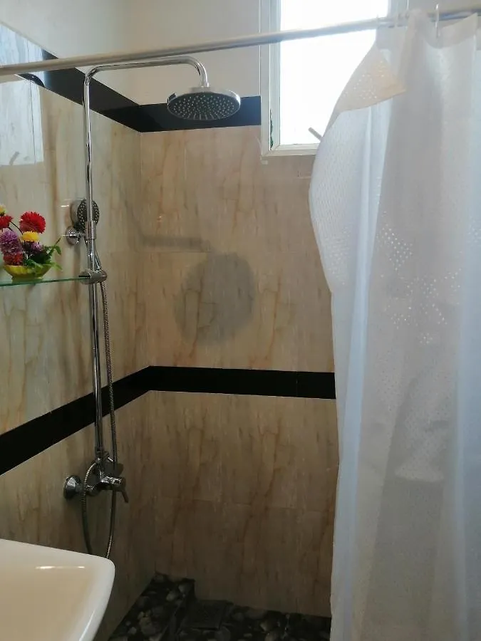 Le Petit Hotel & Restaurant نيجومبو