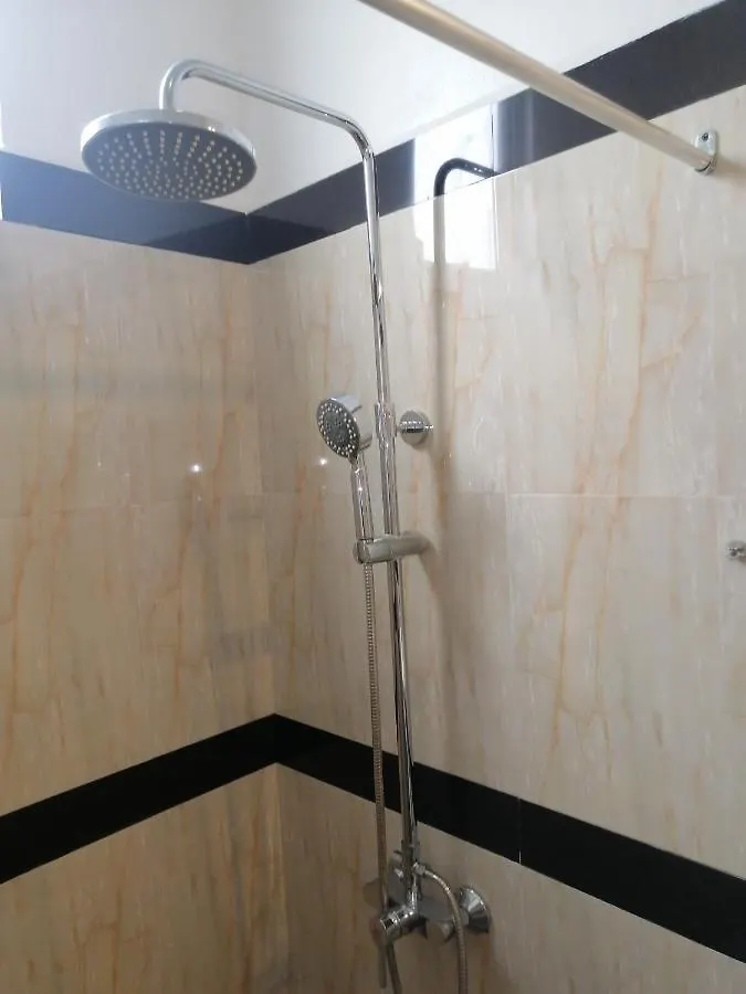 Le Petit Hotel & Restaurant نيجومبو