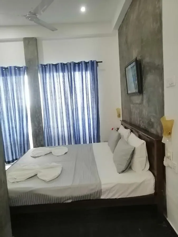 Le Petit Hotel & Restaurant نيجومبو