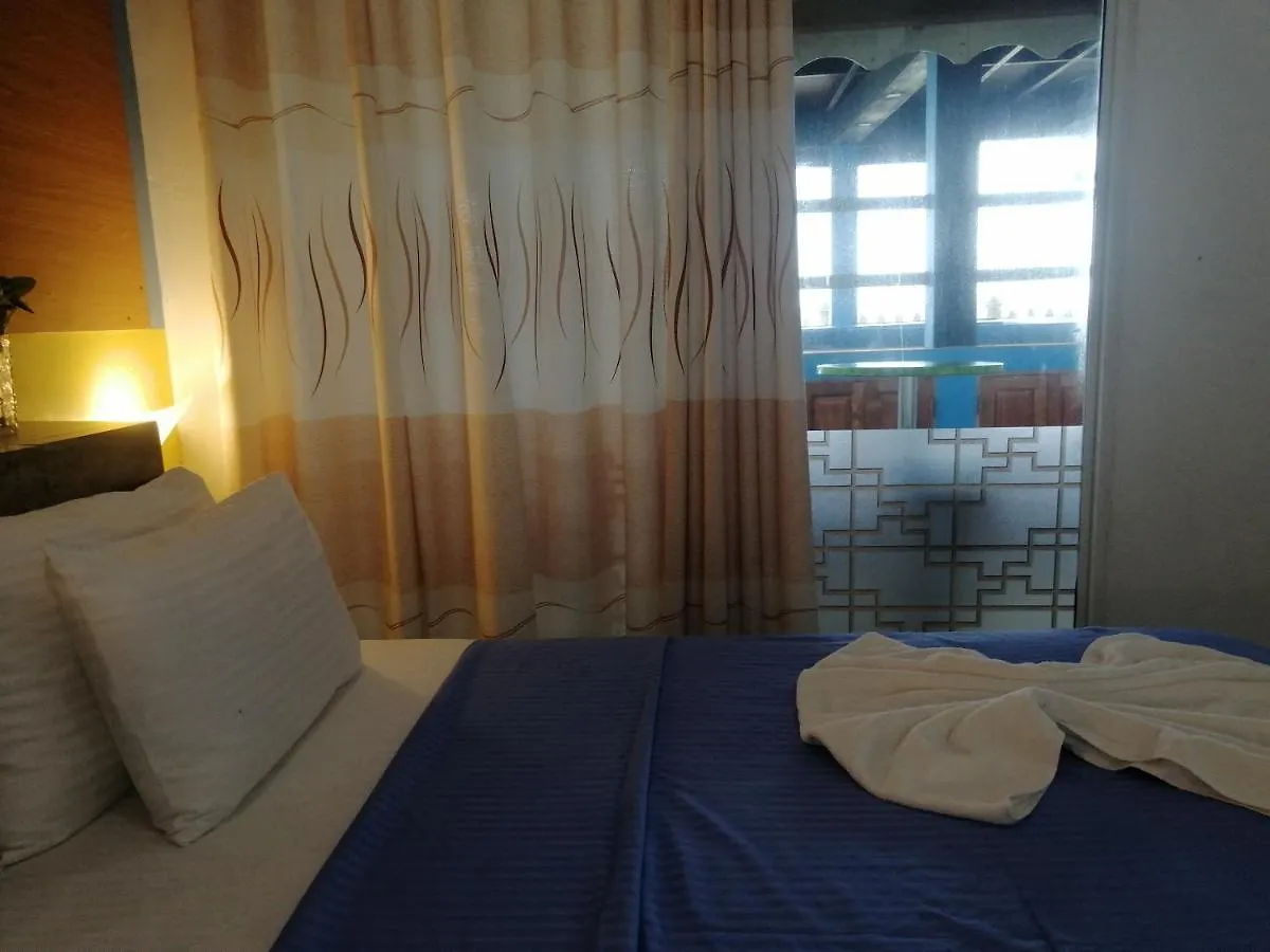 Le Petit Hotel & Restaurant نيجومبو