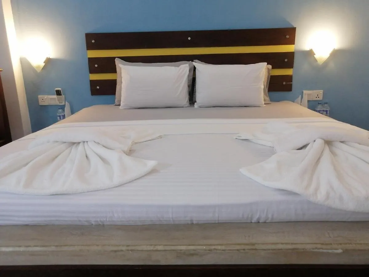 Le Petit Hotel & Restaurant نيجومبو