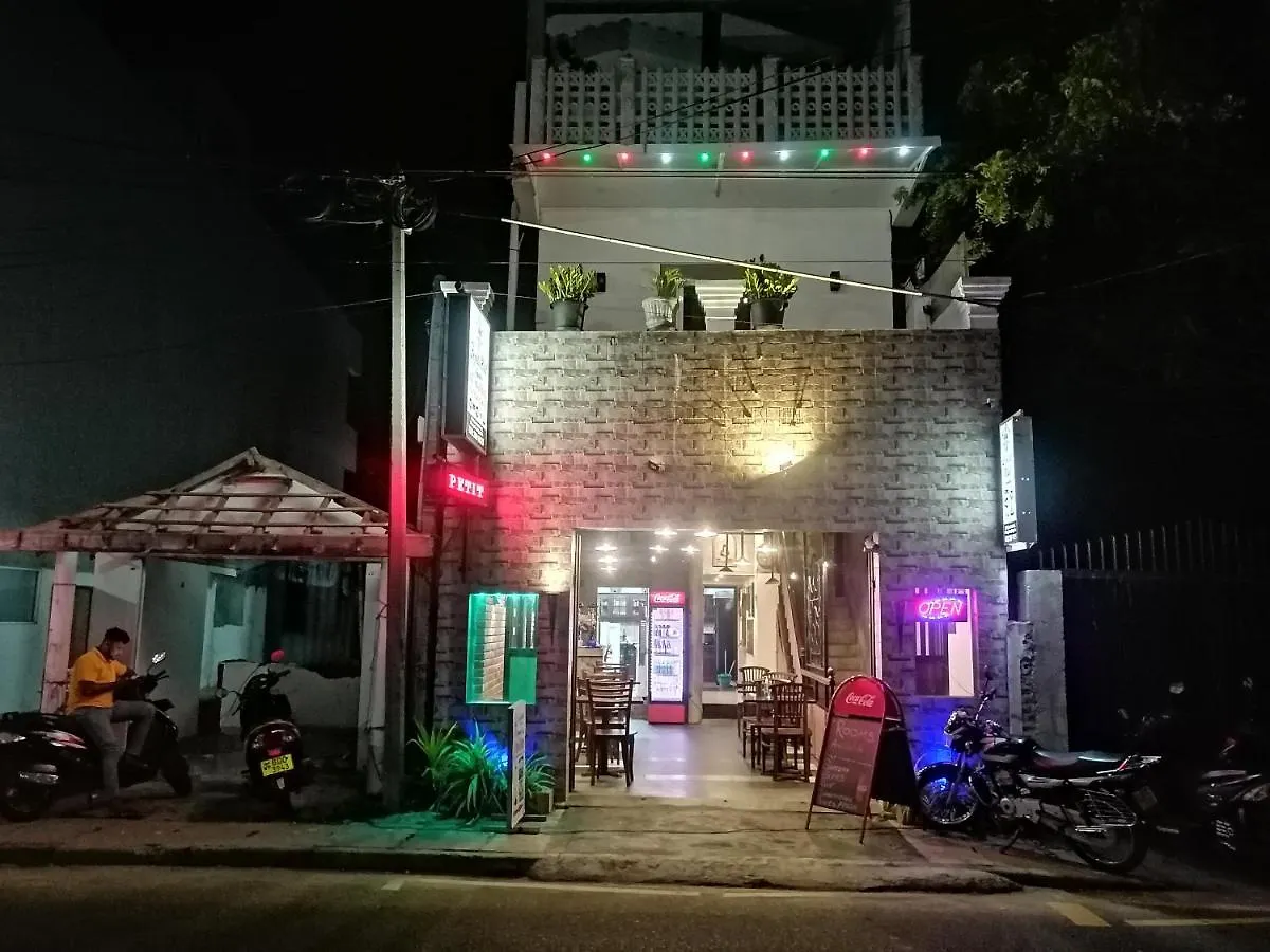 Le Petit Hotel & Restaurant نيجومبو 3*,