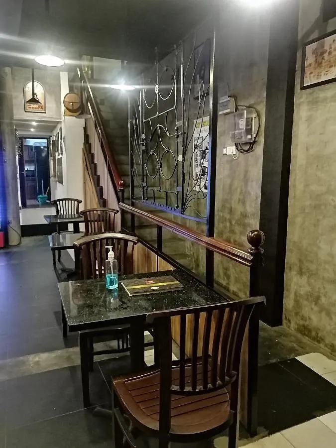 Le Petit Hotel & Restaurant نيجومبو
