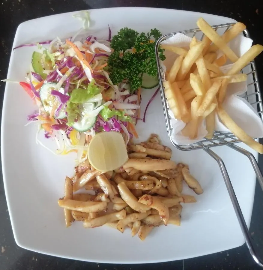 Le Petit Hotel & Restaurant نيجومبو