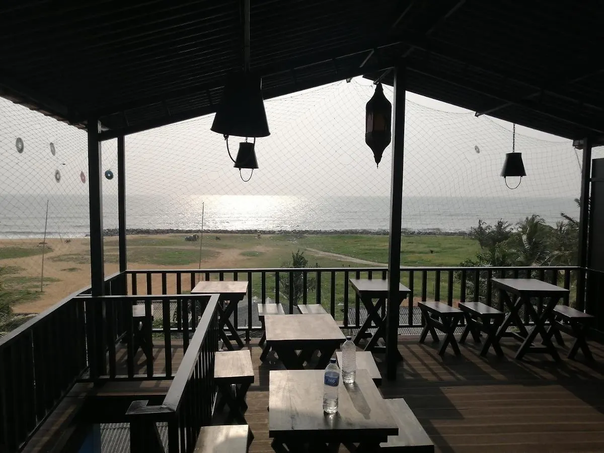 Le Petit Hotel & Restaurant نيجومبو